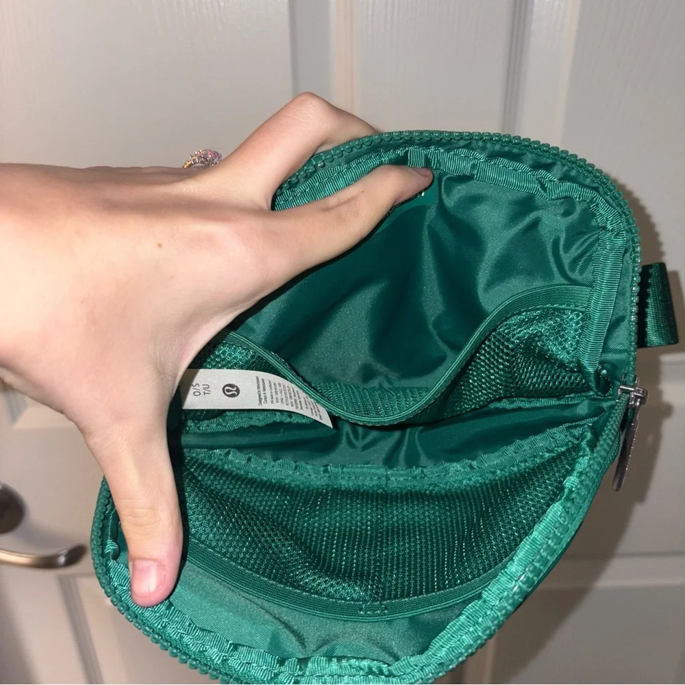 NWT Lululemon Everywhere Belt Bag - Picture 2 of 3